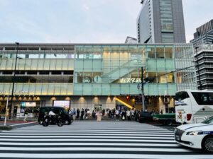 KICHI by WARPへの行き方 - 新宿駅南改札を出て正面の横断歩道を渡る