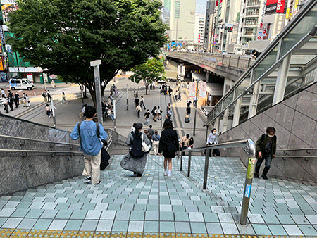 しらゆり会議室への行き方 - 新宿駅東南改札を出て階段をくだる