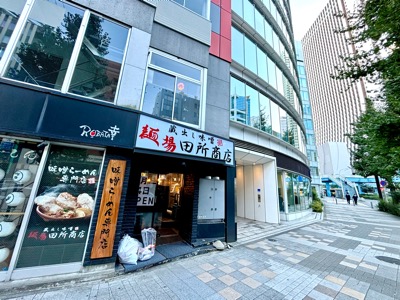 麺場 田所商店の横に新宿 Zenken Plaza Ⅱ