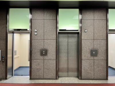 渋谷東口ビル1階のエレベーター