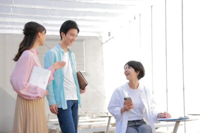交流会での会話シーン