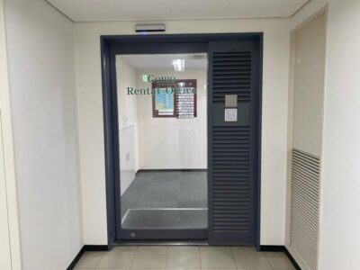 大阪駅前第２ビル「Como Rental Office」入口前
