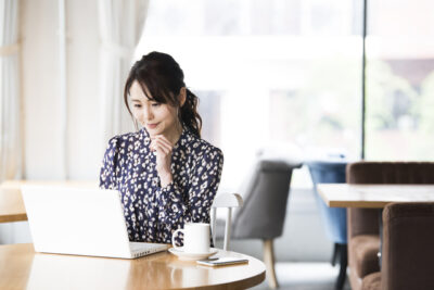 Doomo交流会の豊富なテーマの中から選ぶのを楽しんでいる人物イメージ