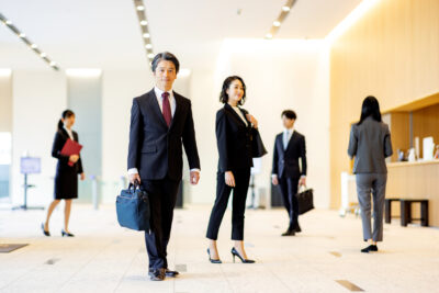 人脈作りのため交流会に参加する経営者イメージ