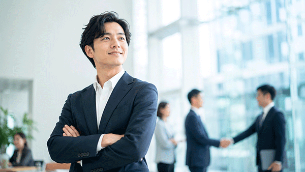 交流会で人脈を広げているビジネスパーソンの様子