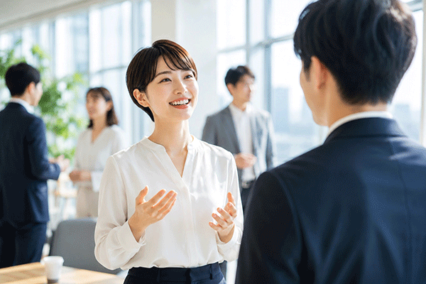 30秒のエレベーターピッチでスムーズに自己紹介する人物